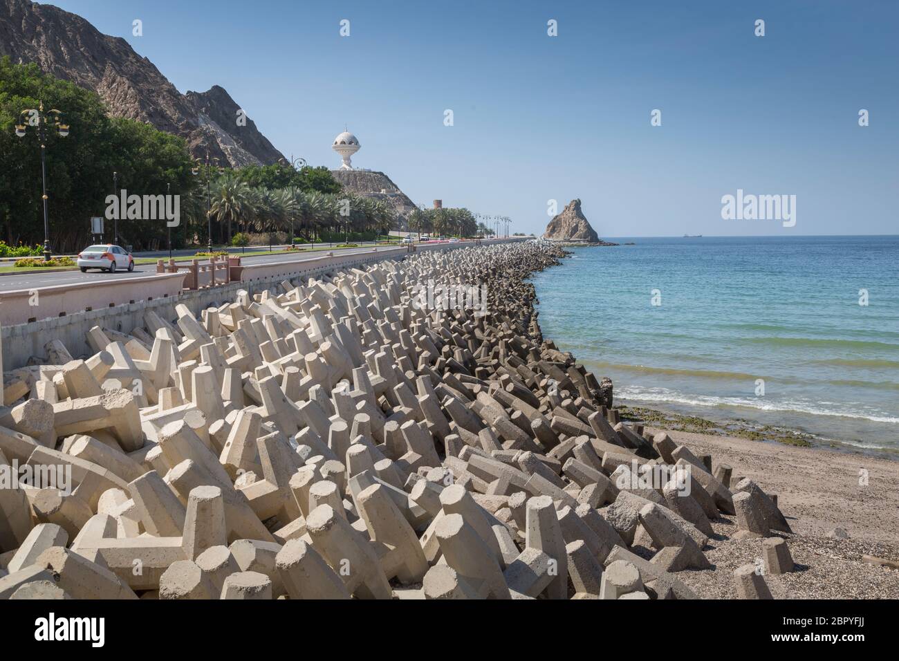 Riyam Park Monument auf einem felsigen Hügel oberhalb der Al Bahri Road, Maskat, Oman, Mittlerer Osten, Asien Stockfoto