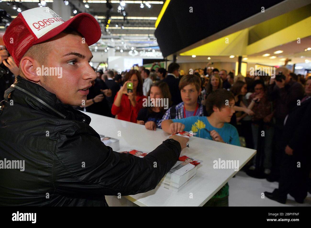 IAA 2011 - der deutsche Sänger Pietro Lombardi während einer Autogrammstunde auf der IAA in Frankfurt. Stockfoto