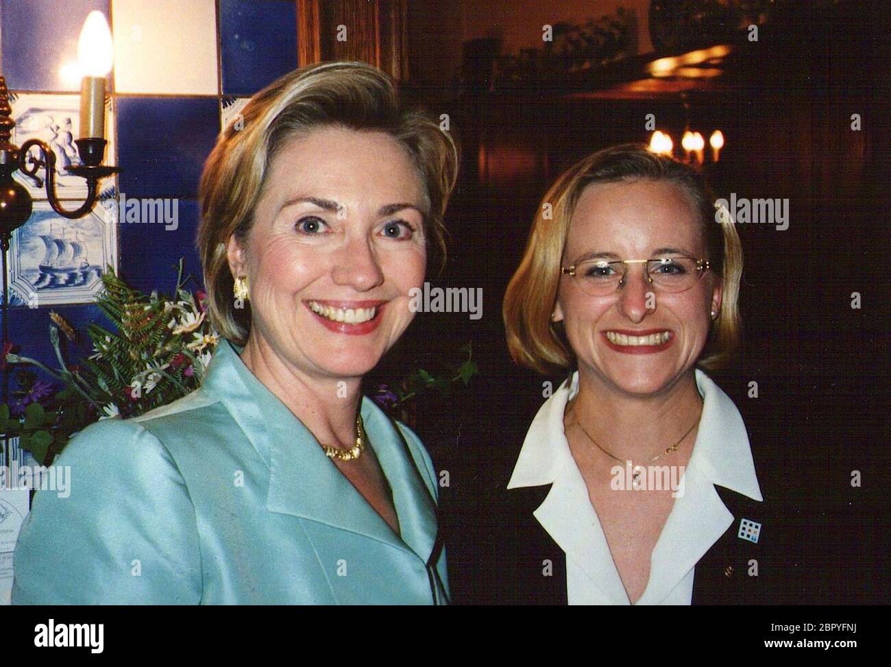 G8-Gipfel in Köln 1999 - Schluessen im 'EM Krützche'mit Hillary Clinton. Stockfoto