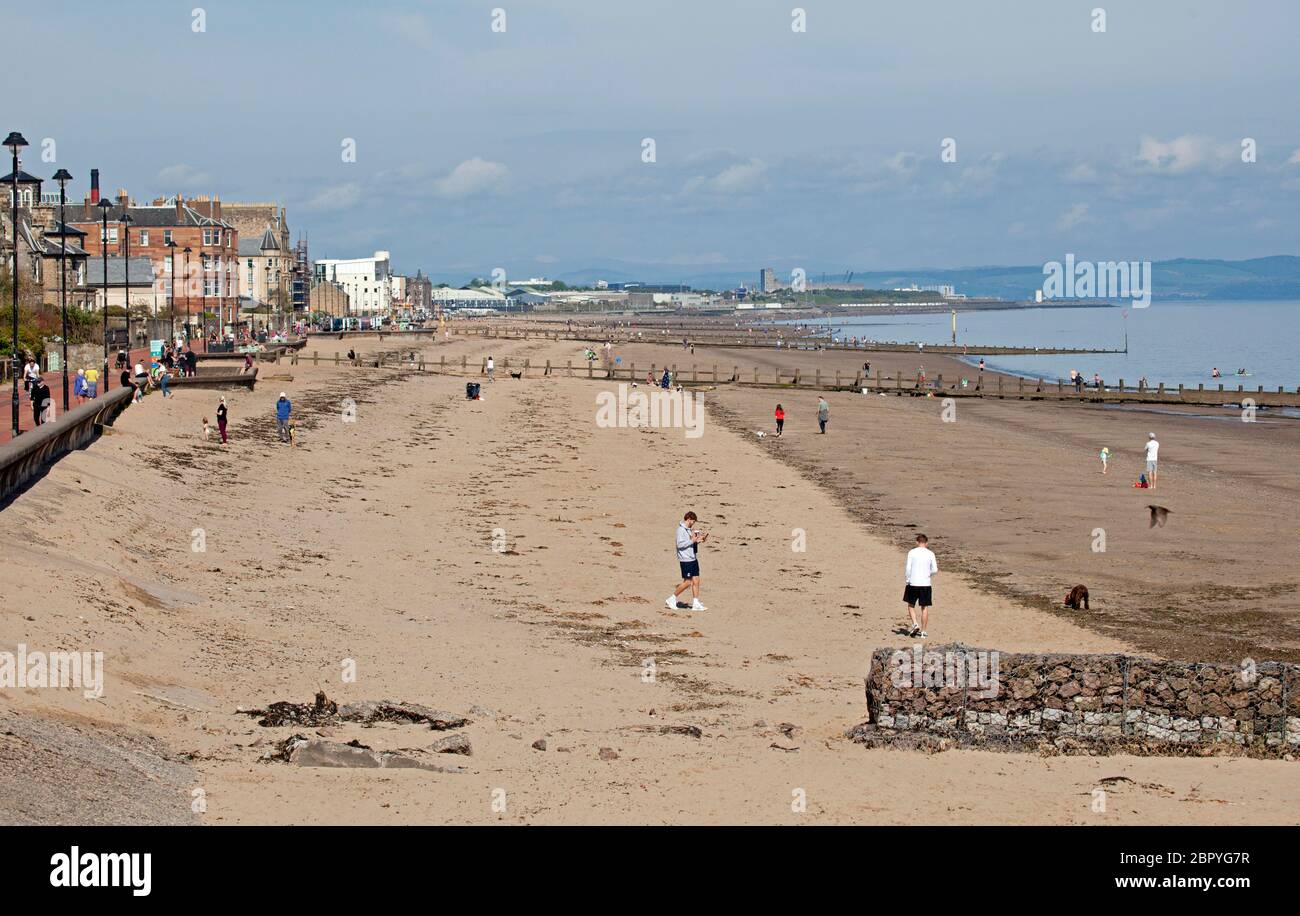 Portobello.Edinburgh, Schottland, Großbritannien. 20 Mai 2020. Ruhiger Start heiß sonnig und 18 Grad Celsius vor 10 Uhr. Blick auf den Sandstrand und die Promenade, die sich langsam füllt. Stockfoto