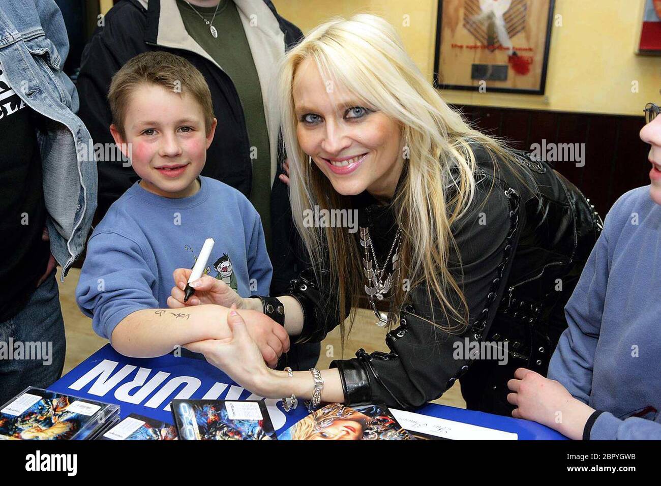 Doro Pesch Autogrammstunde die deutsche RockSängerin Doro Pesch