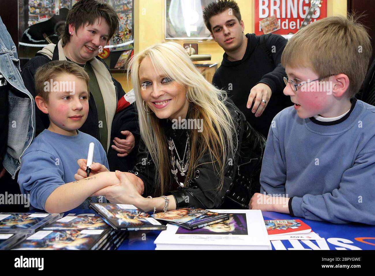 Doro Pesch - Autogrammstunde - die deutsche Rock-Sängerin Doro Pesch bei einer Autogrammstunde im Saturn in Köln Stockfoto