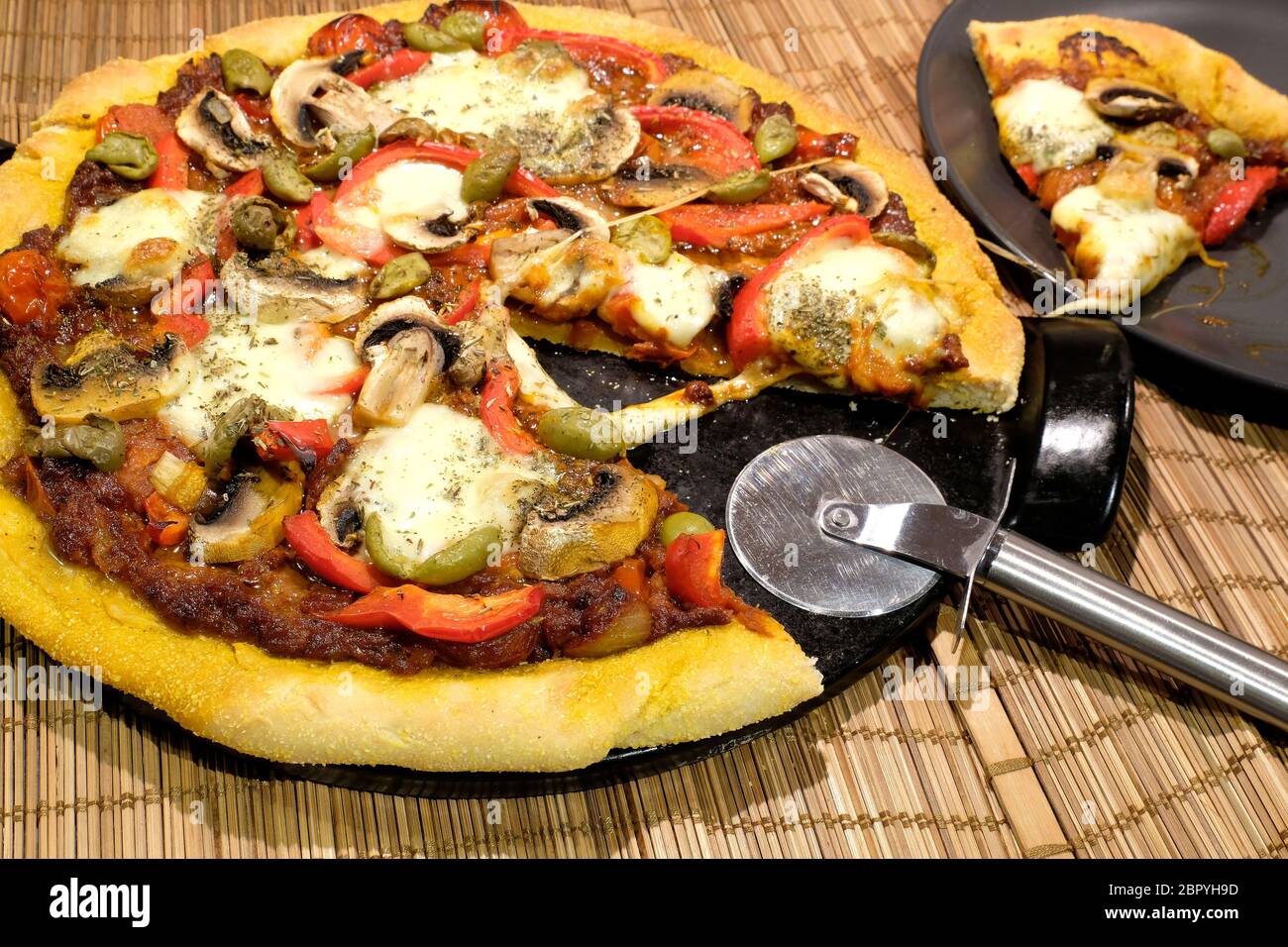 Hausgemachte vegetarische Pizza Stockfoto