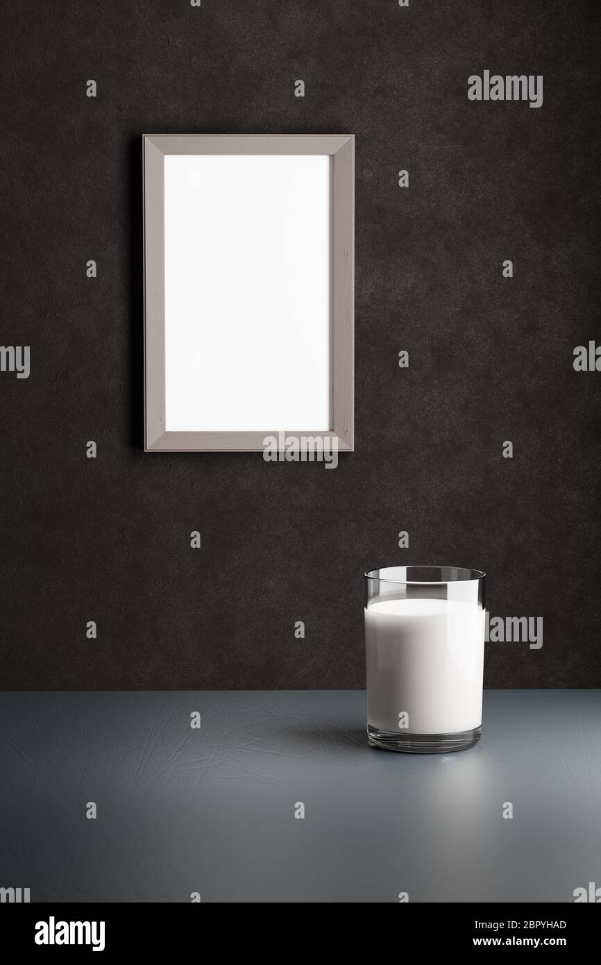 Ein Glas Milch auf einem Tisch. Ein leerer Holzrahmen an der Wand für die Verwendung mit Ihrem eigenen Bild oder Ihrer eigenen Botschaft. Stockfoto