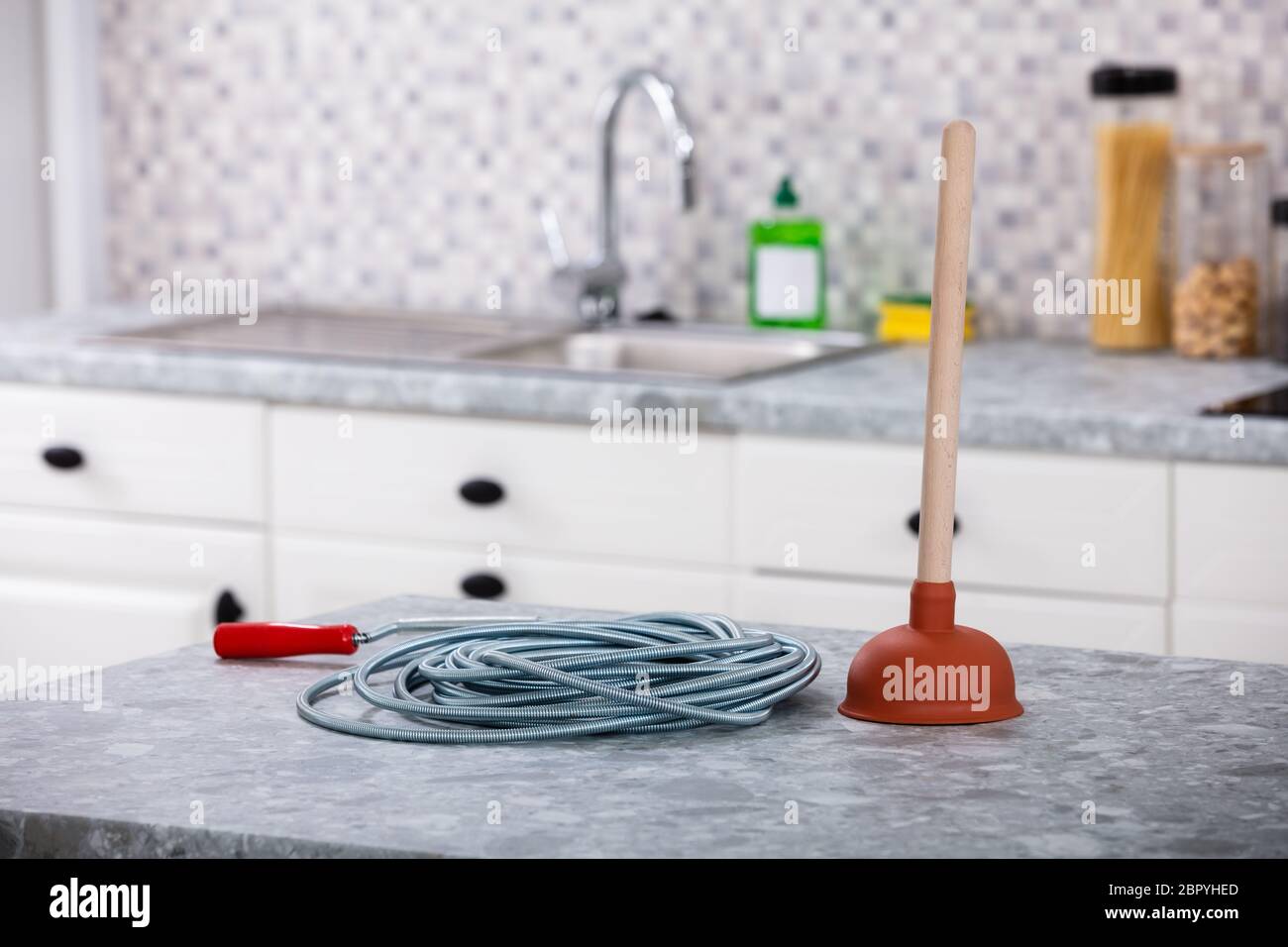 In der Nähe von Kolben und Entwässerung auf der Küchenarbeitsplatte Stockfoto