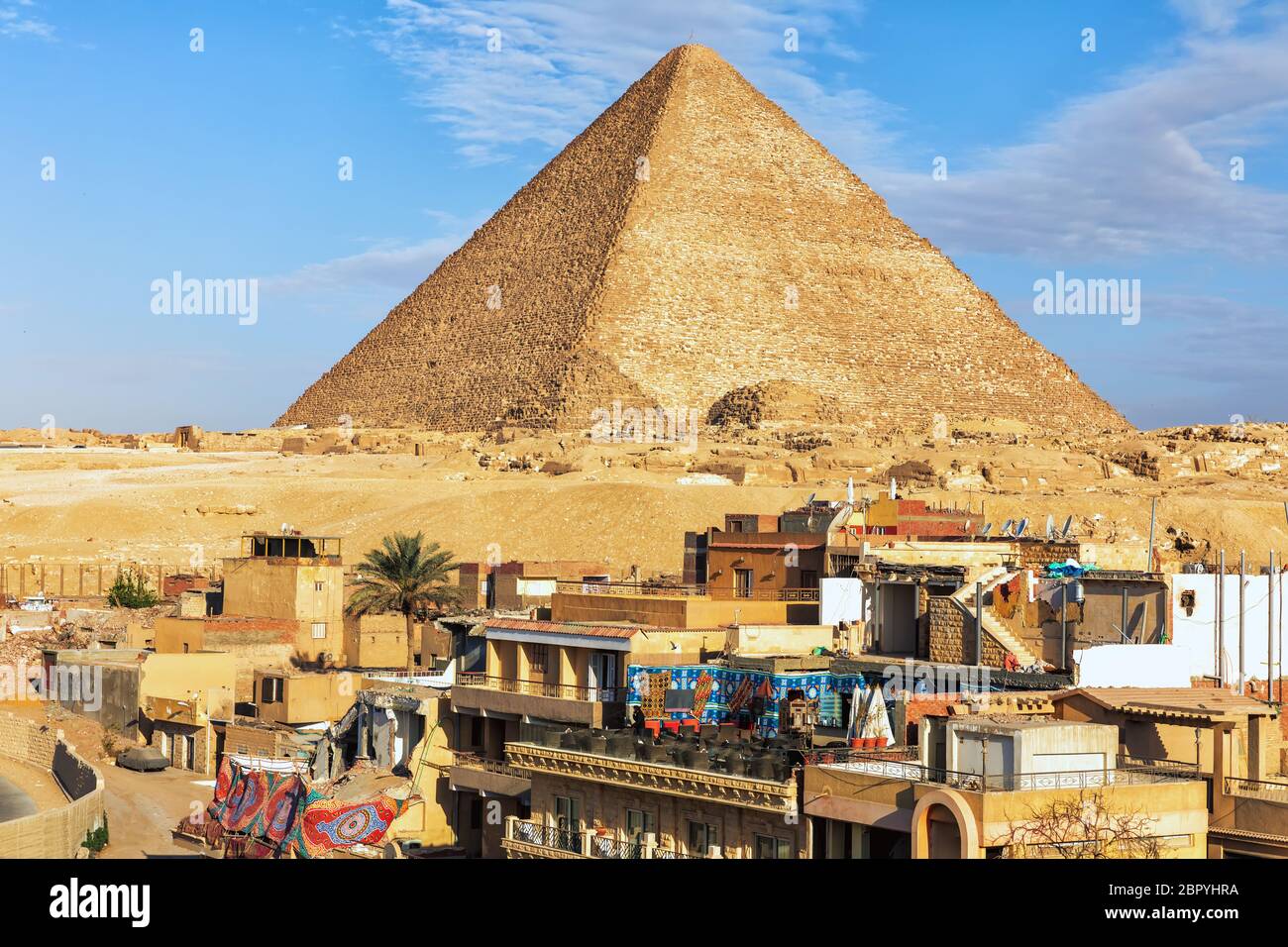 Gizeh Stadt vor der Pyramide des Cheops, Ägypten. Stockfoto