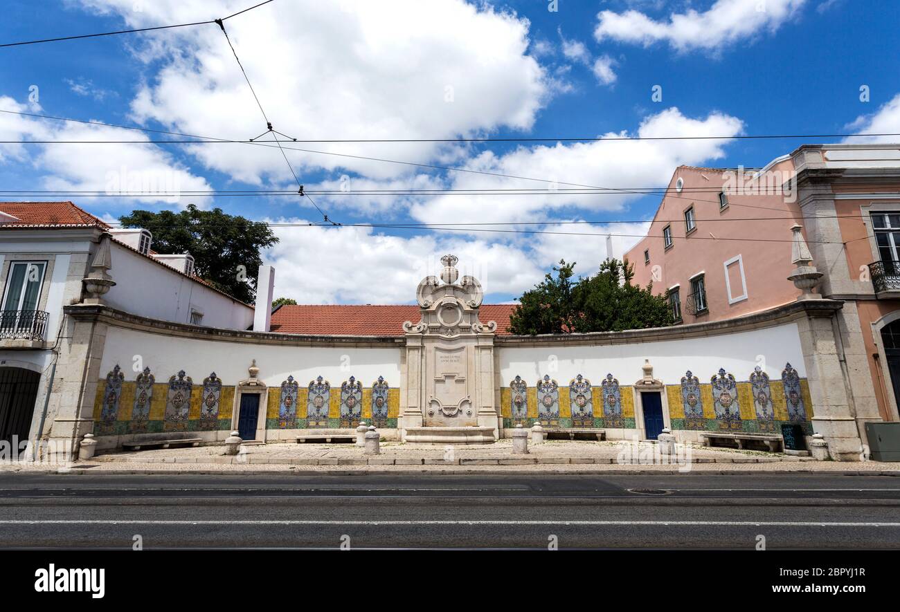 Portugiesische Architektur zeigt die Chafariz da Cordoaria, auch bekannt als Chafariz da Junqueira, im frühen 19. Jahrhundert erbaut mit lioz Stein und Tradit Stockfoto