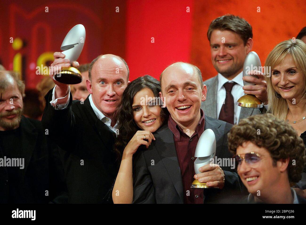 Deutscher Comedypreis 2007 TV-Gala - Verleihung des Deutschen Comedypreis im Coloneum in Köln-Ossendorf. Preisträger in der Kategorie Beste Sketch-Show 'Switch reloaded': Peter Nottmeier, Mona Sharma, Bernhard Hoëcker, Max Giermann und Petra Nadolny (von links). Vorne: Moderatorin Atze Schröder. Stockfoto