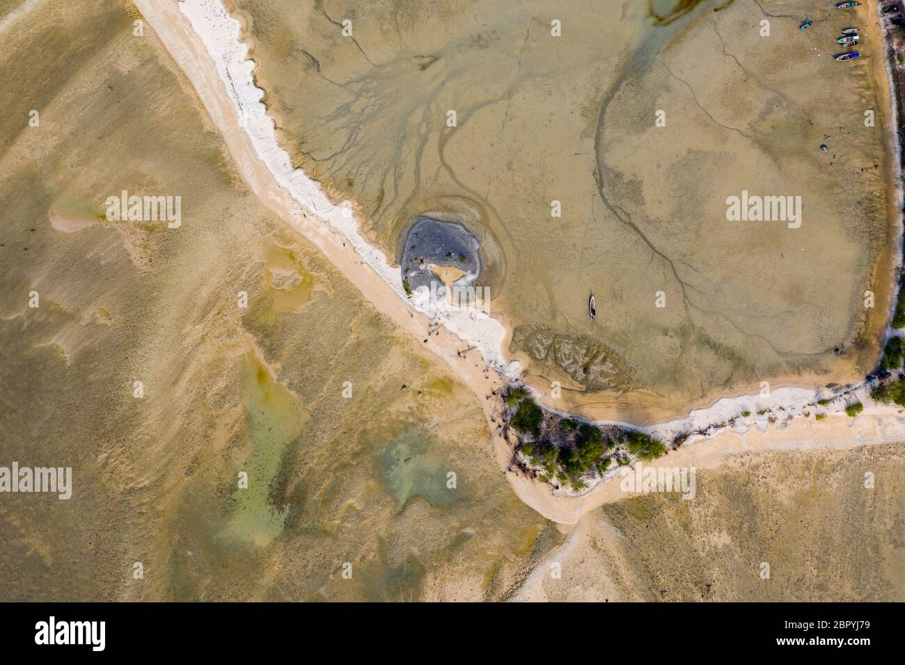 Luftaufnahme einer großen Sandbank bei Ebbe auf einem tropischen Ozean (Pakarang Cape, Khao Lak, Thailand) Stockfoto