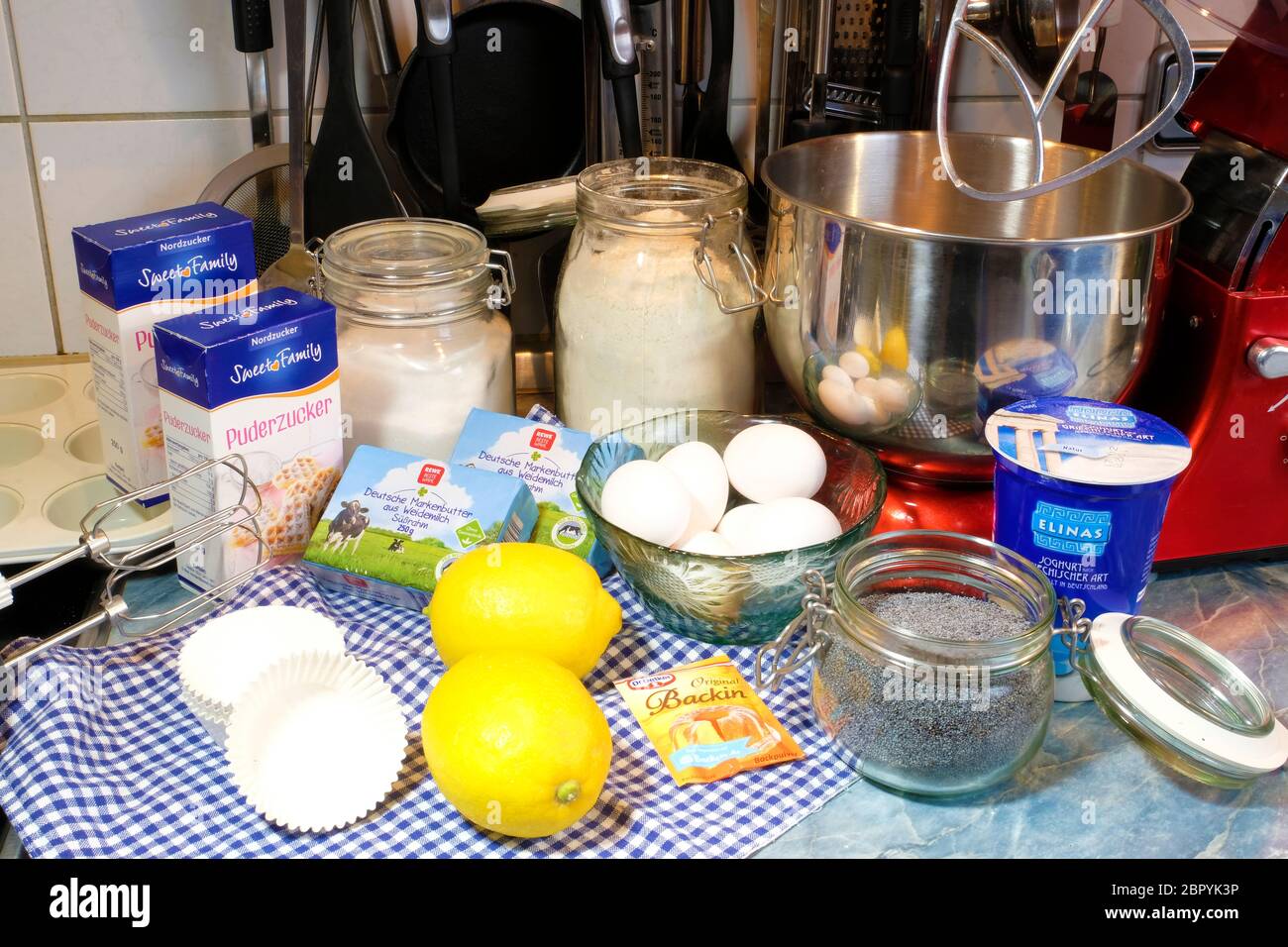 Zutaten für die Herstellung von Zitronenbäckchen Stockfoto