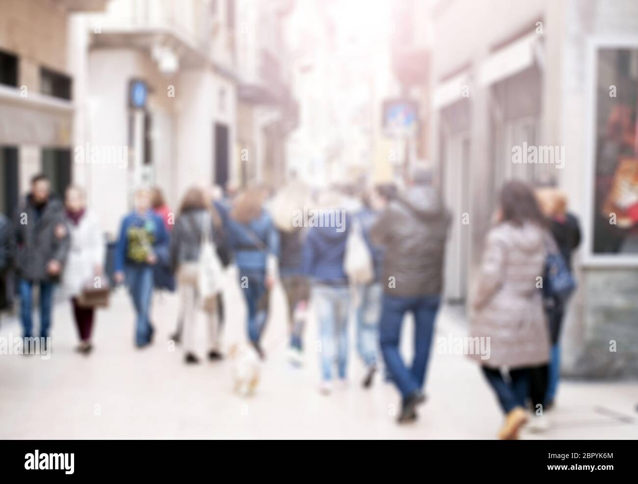 Menschen, die im Stadtzentrum spazieren, verschwommenes, unscharfes Bild. Fußgänger in der italienischen Straße in Verona, Italien. Stockfoto