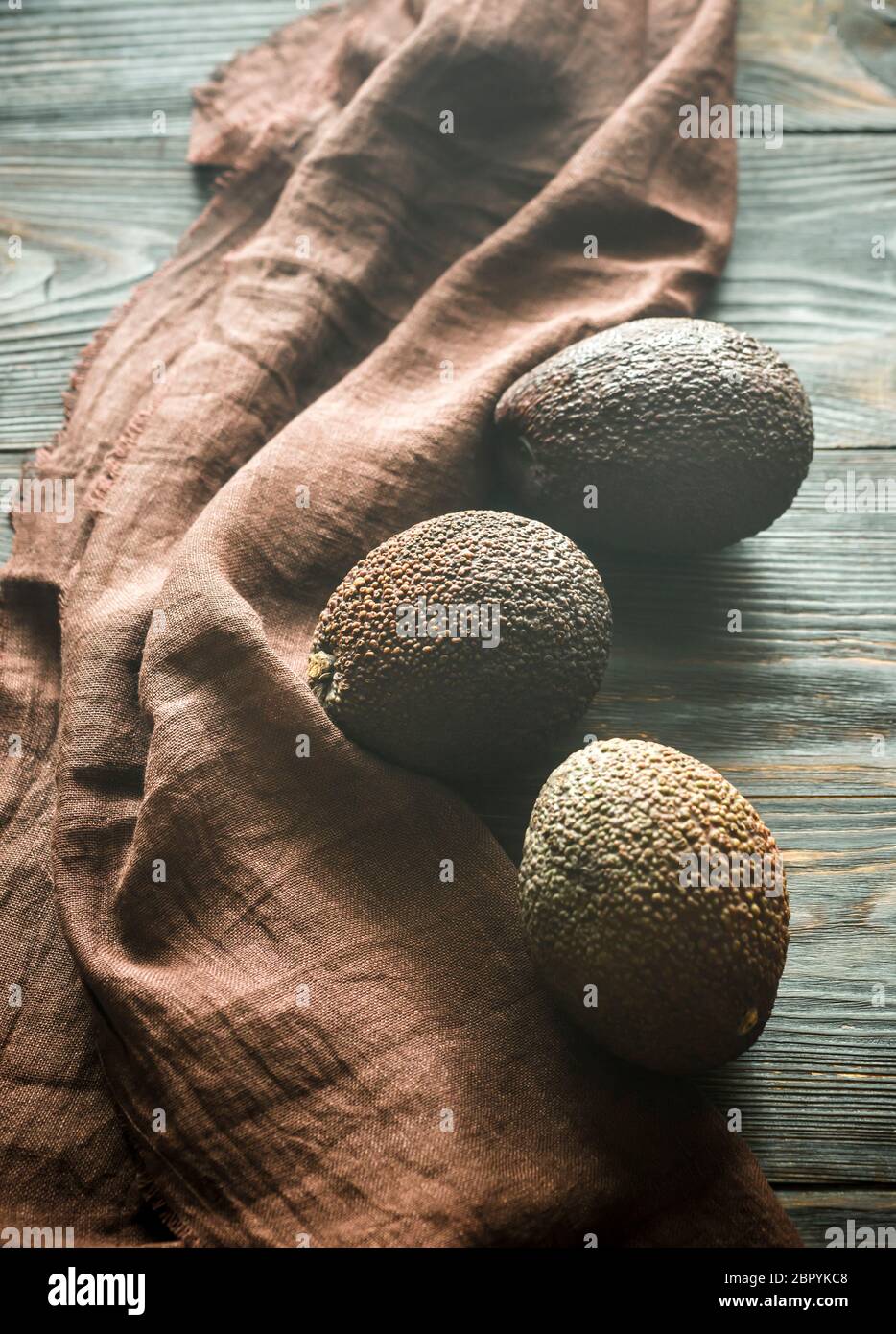 Hass Avocados auf dem hölzernen Hintergrund Stockfoto