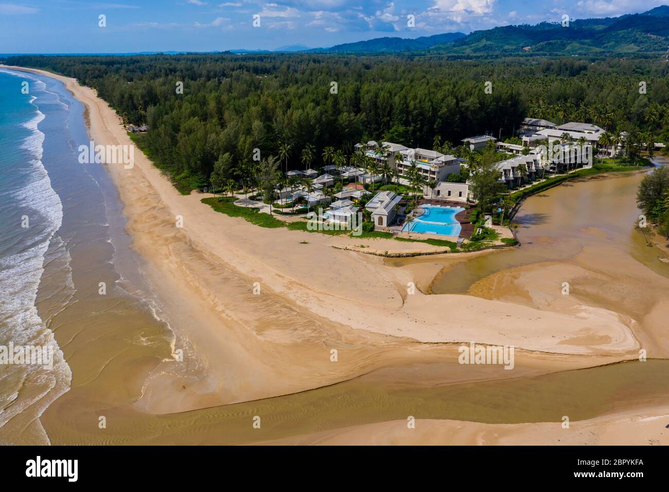 Luftaufnahme von geschlossenen Resorts und einem einsamen tropischen Strand in Thailand während der Sperrung des Coronavirus und Reiseverbote Stockfoto