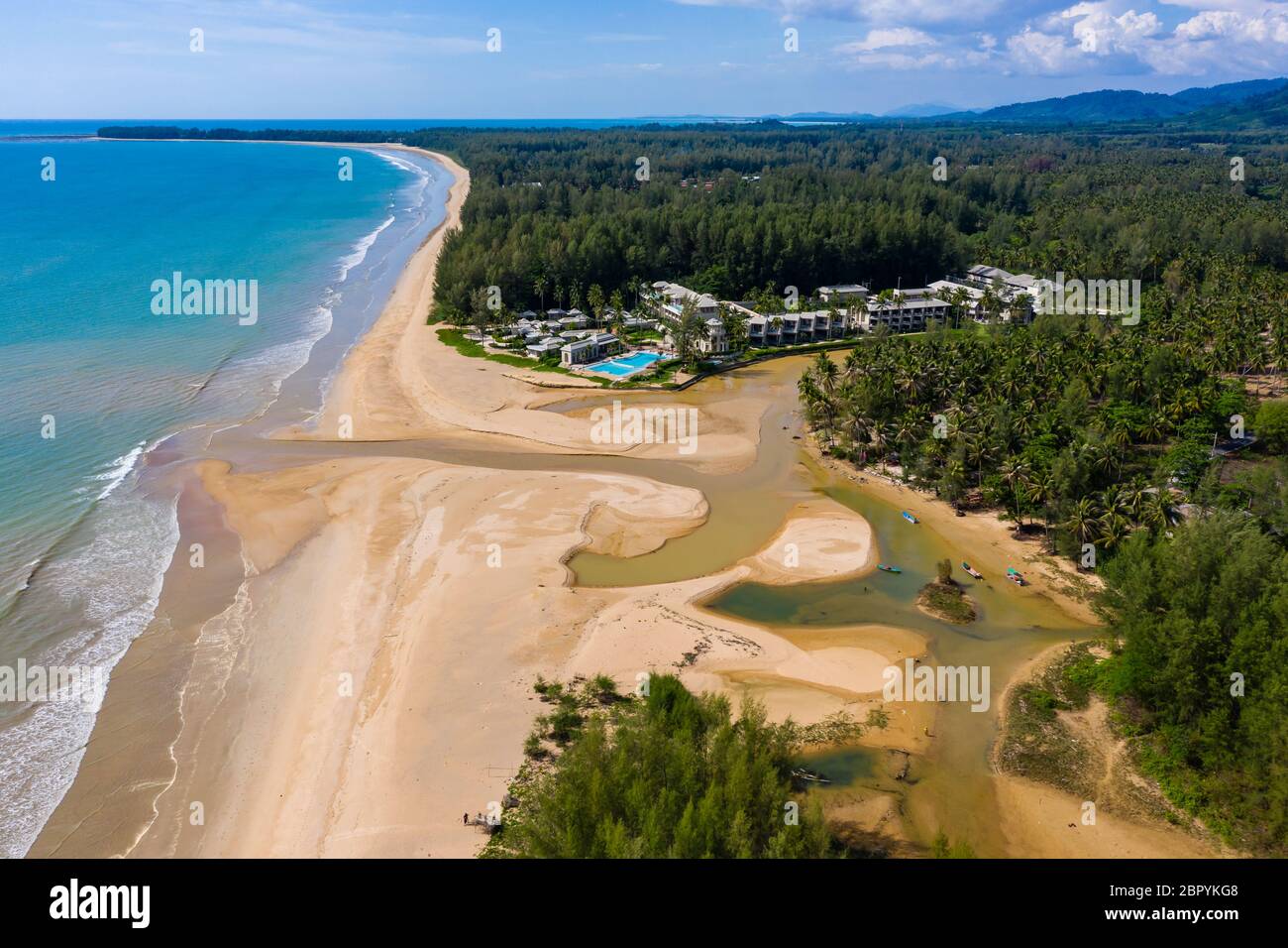 Luftaufnahme von geschlossenen Resorts und einem einsamen tropischen Strand in Thailand während der Sperrung des Coronavirus und Reiseverbote Stockfoto