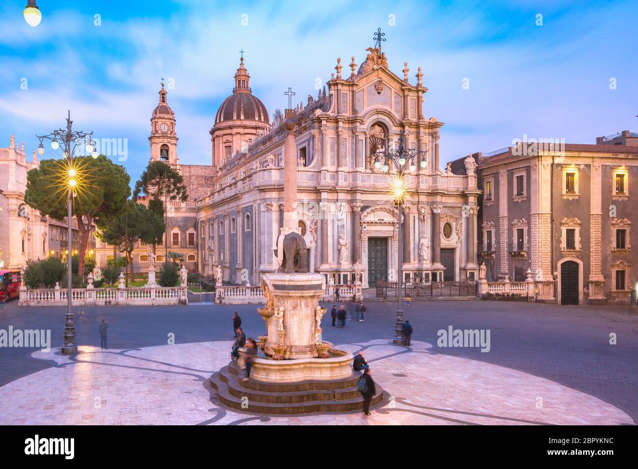 Piazza Duomo in Catania mit der Kathedrale Santa Agatha und Liotru, Symbol von Catania am Abend, Sizilien, Stockfoto