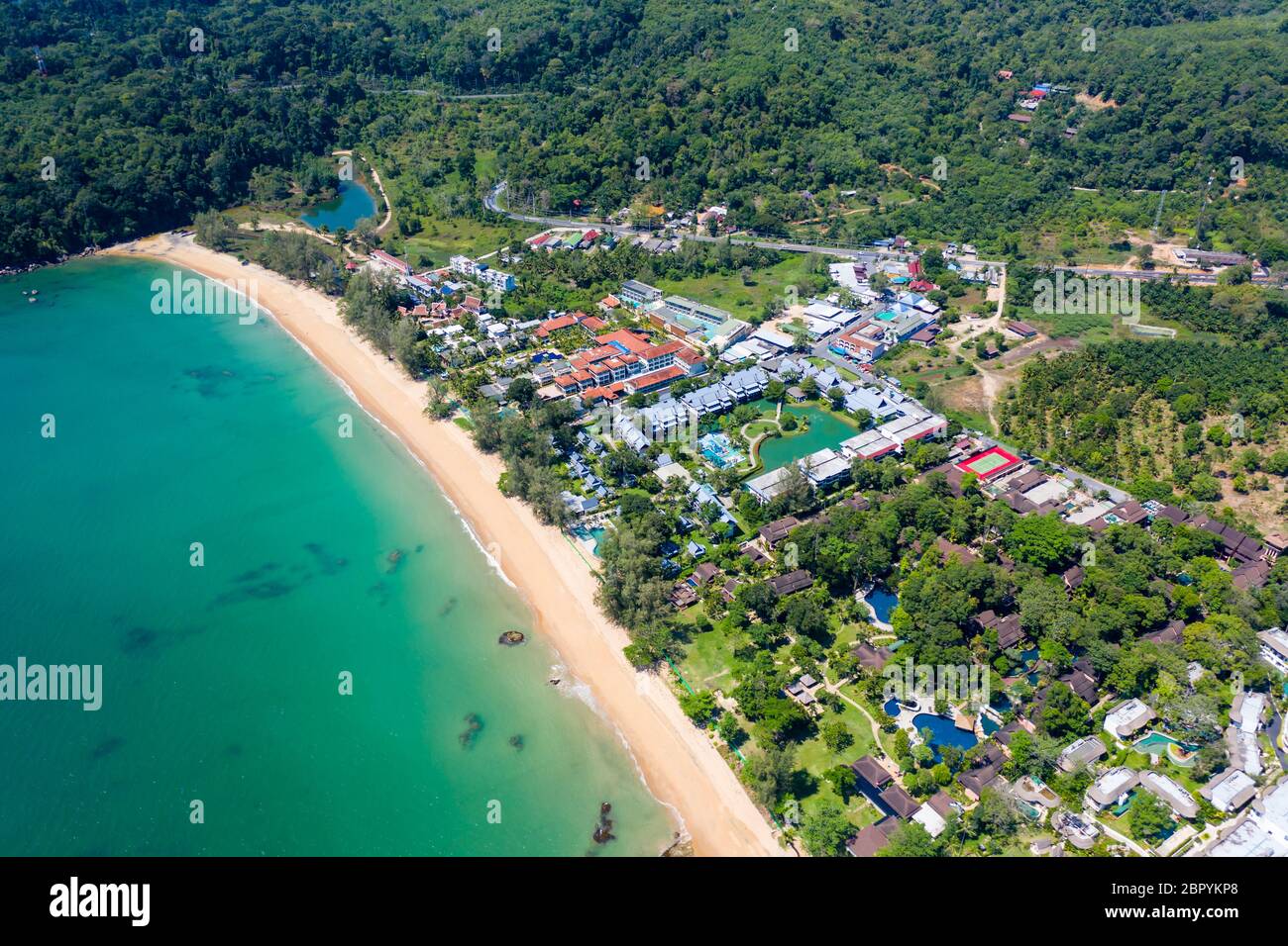 Luftaufnahme von geschlossenen Resorts und einem einsamen tropischen Strand in Thailand während der Sperrung des Coronavirus und Reiseverbote Stockfoto