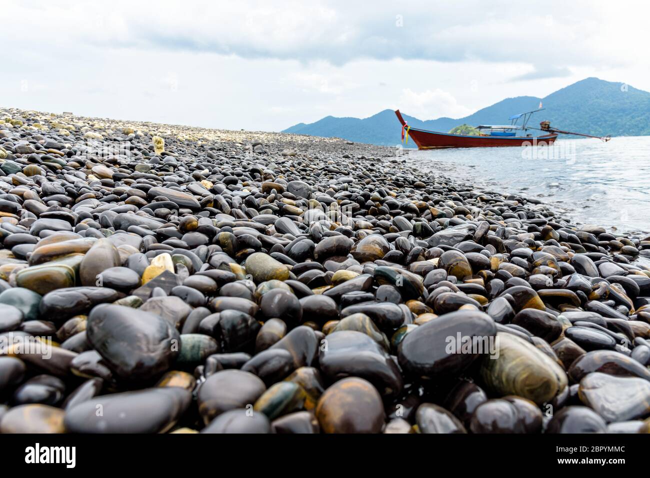 Schöne Naturlandschaft aus Felsen mit ungewöhnlichen schwarzen Farbe und langen Schwanz Bootsfahrt im Meer auf Ko hin Ngam Insel schwimmt ist ein berühmter Tourist attr Stockfoto