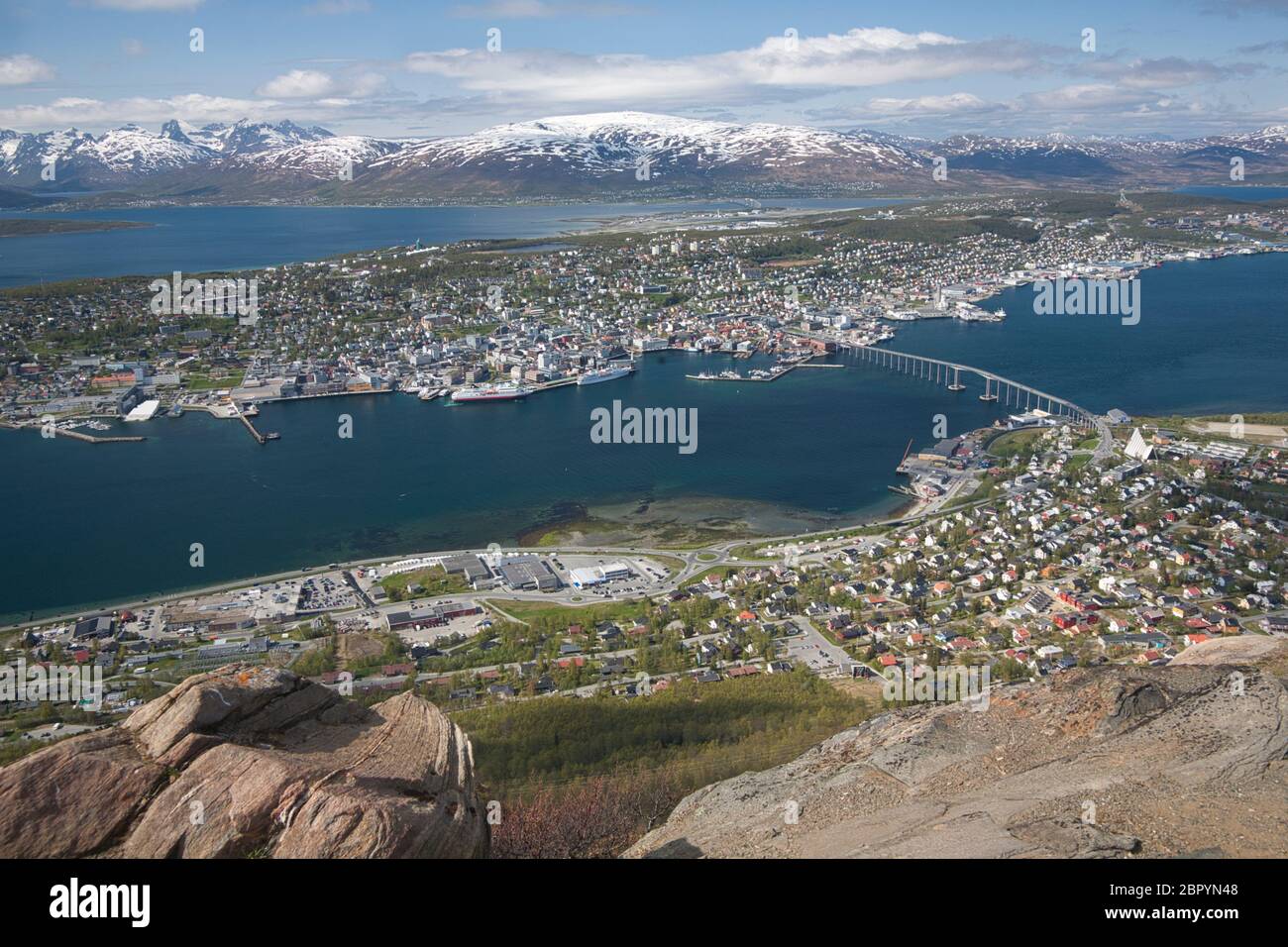 Tromso, in der Grafschaft Troms go Finnmark, Norwegen, in einer Luftaufnahme mit einem Teil des Bergperspektive im Vordergrund gesehen Stockfoto
