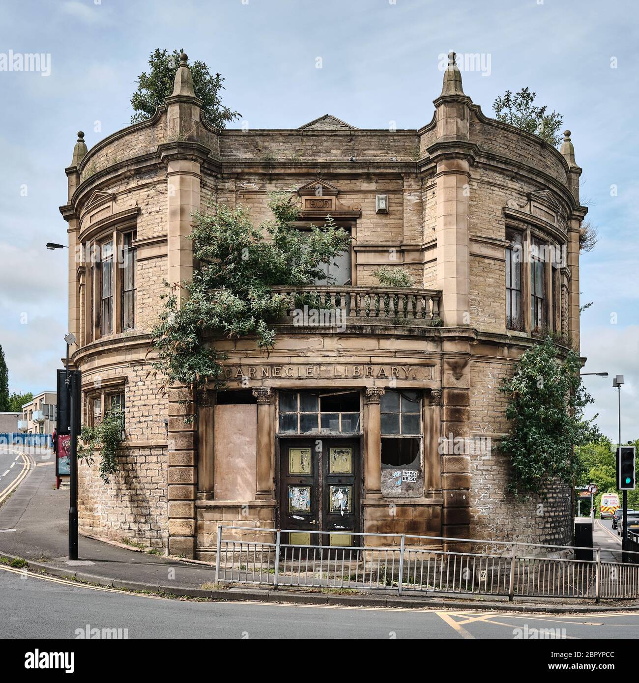 Die Carnegie Library in Shipley, West Yorkshire, erbaut 1905, befindet sich derzeit in einem Zustand des Verderben, an einem prominenten Platz in der Stadt Mai 2020 Stockfoto