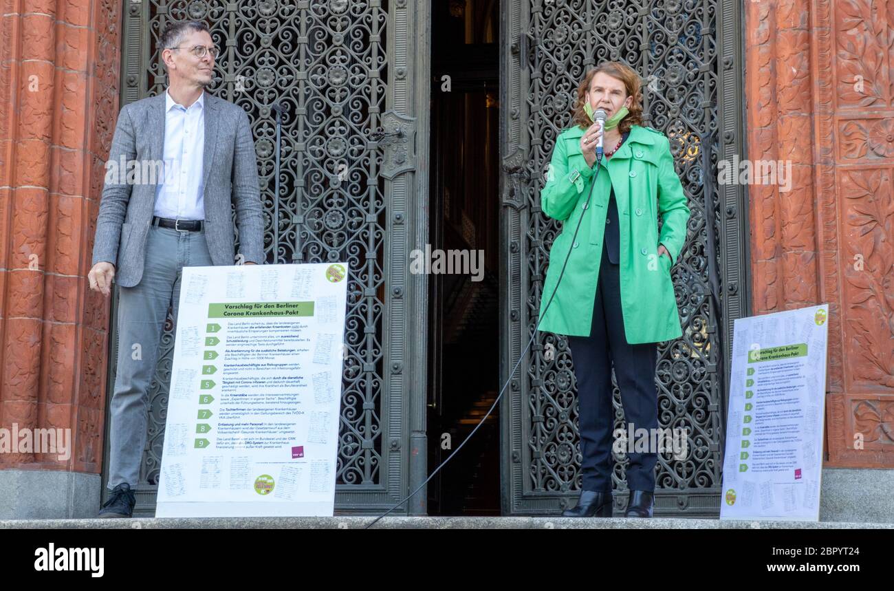 Berlin, Deutschland. Mai 2020. Vor dem Roten Rathaus stehen Christian Gaebler (SPD), Chef der Berliner Senatskanzlei, und Barbara König (SPD), Staatssekretärin in der Senatsverwaltung für Gesundheit, Pflege und Gleichstellung, mit Vorschlägen für den Berliner Corona-Spitalpakt. Mitarbeiter von Charite und Vivantes überreichen Briefe von Tausenden von Mitarbeitern an den Berliner Senat. Sie fordern mehr Schutz, Schutzausrüstung und Desinfektionsmittel für die Mitarbeiter in den Krankenhäusern und Tochtergesellschaften. Quelle: Andreas Gora/dpa/Alamy Live News Stockfoto