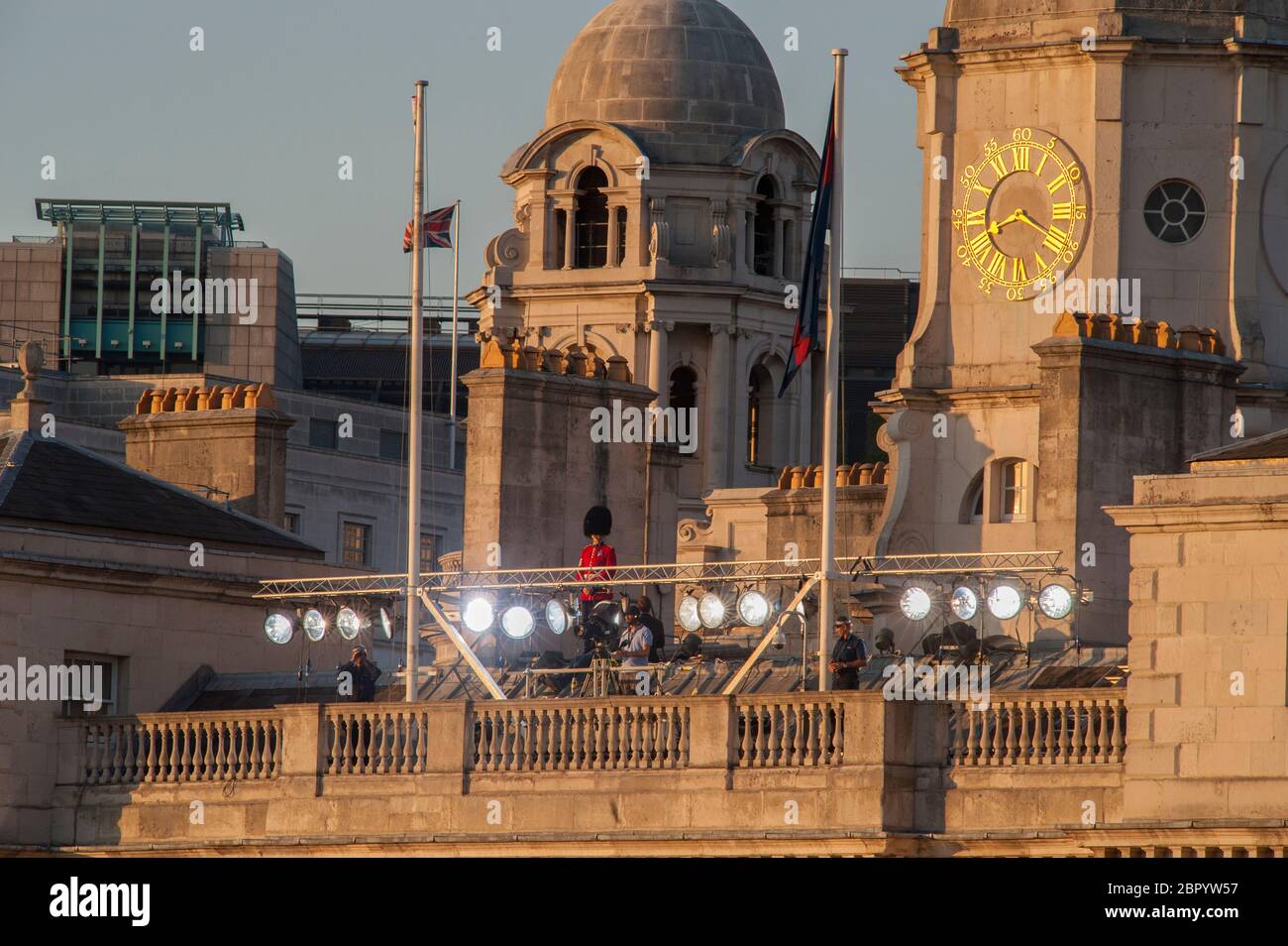 Juni 2015. Scheinwerfer und Wächter auf dem Dach des Horse Guards Building während der Abendvorstellung von Beating Retreat, einer jährlichen Veranstaltung der British Army Household Division vor Publikum. Stockfoto