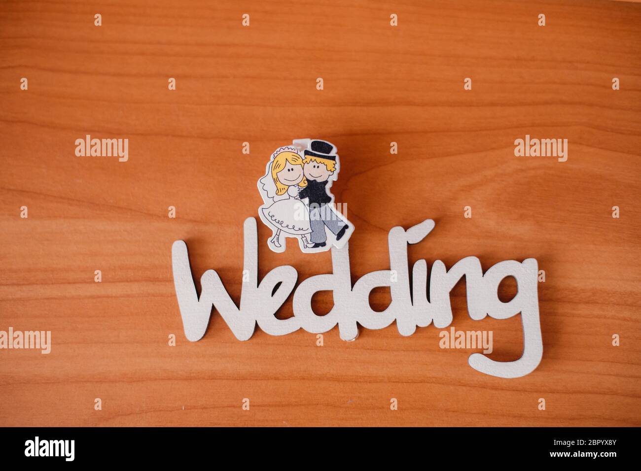 Hochzeitsdekorationen. Weiße Holzkiste für Eheringe mit der Aufschrift Wedding Stockfoto