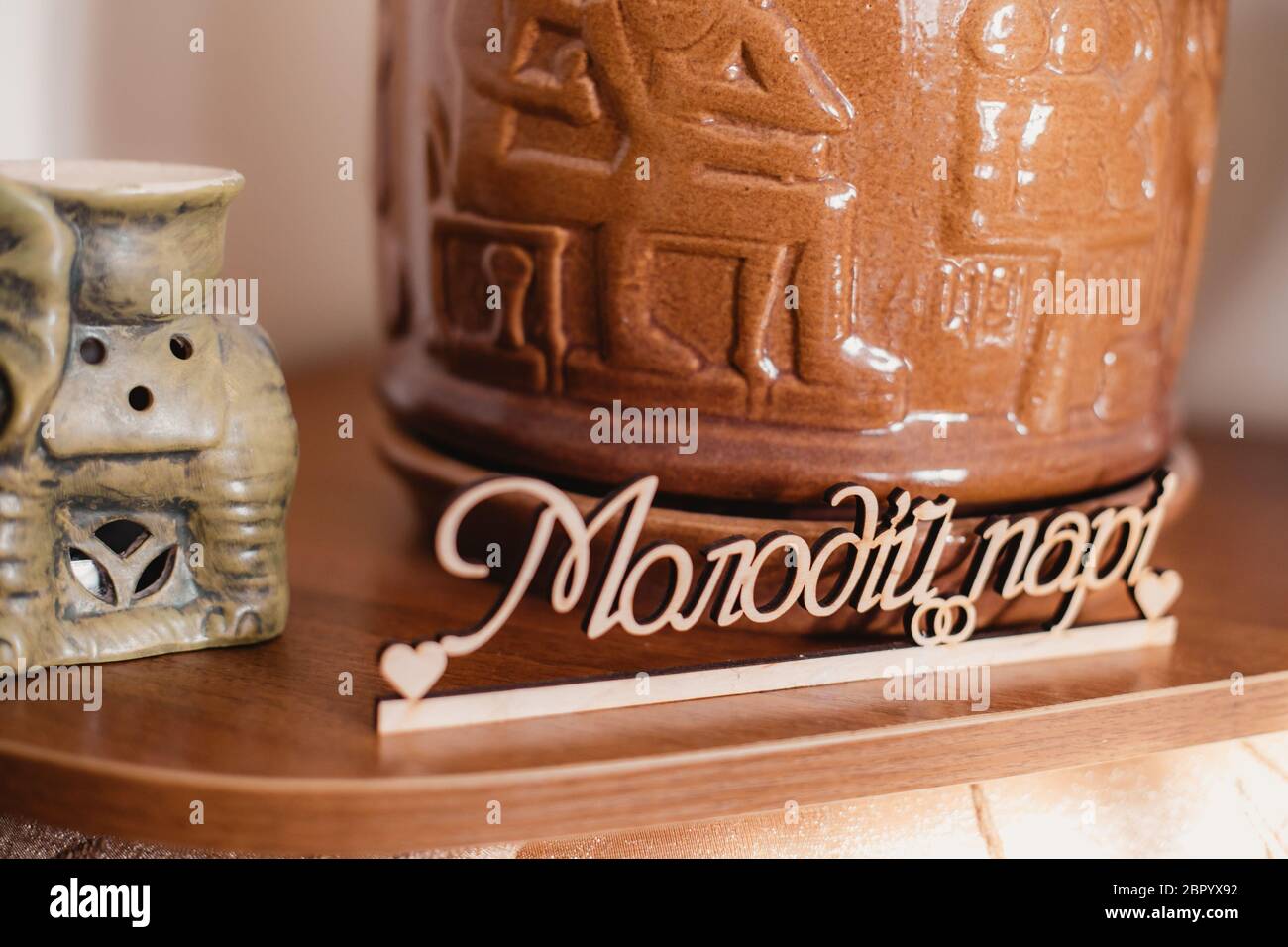 Hochzeitsdekorationen. Weiße Holzkiste für Eheringe mit der Aufschrift Wedding Stockfoto