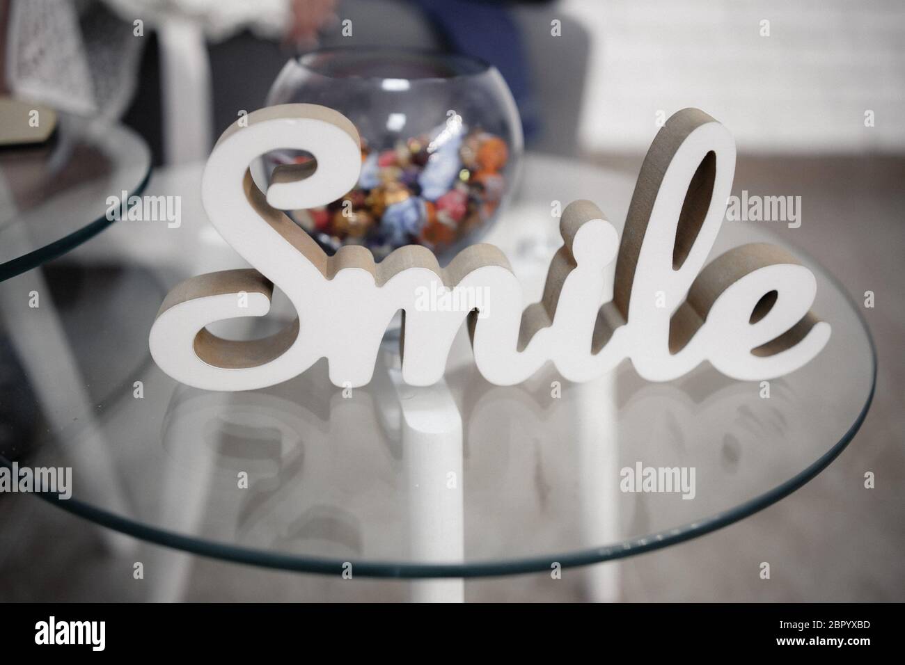 Hochzeitsdekorationen. Weiße Holzkiste für Eheringe mit der Aufschrift Wedding Stockfoto