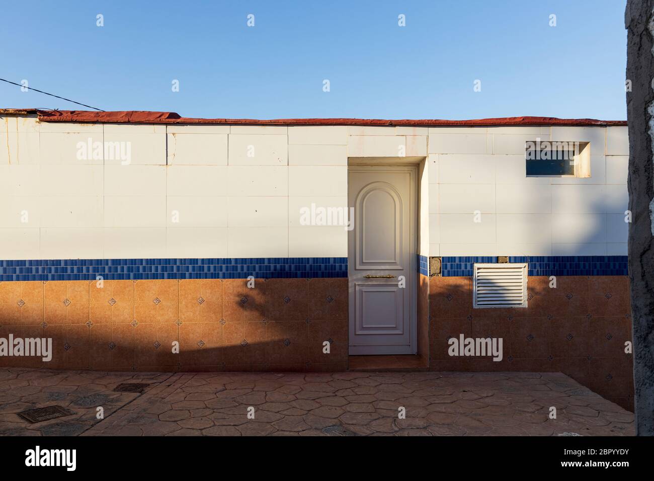 Geflieste Fassade und Eingangstür zu einem Haus in Phase eins der Deeskalation des Covid 19, Coronavirus, State of Emergency, La Caleta, Costa Adeje, zehn Stockfoto