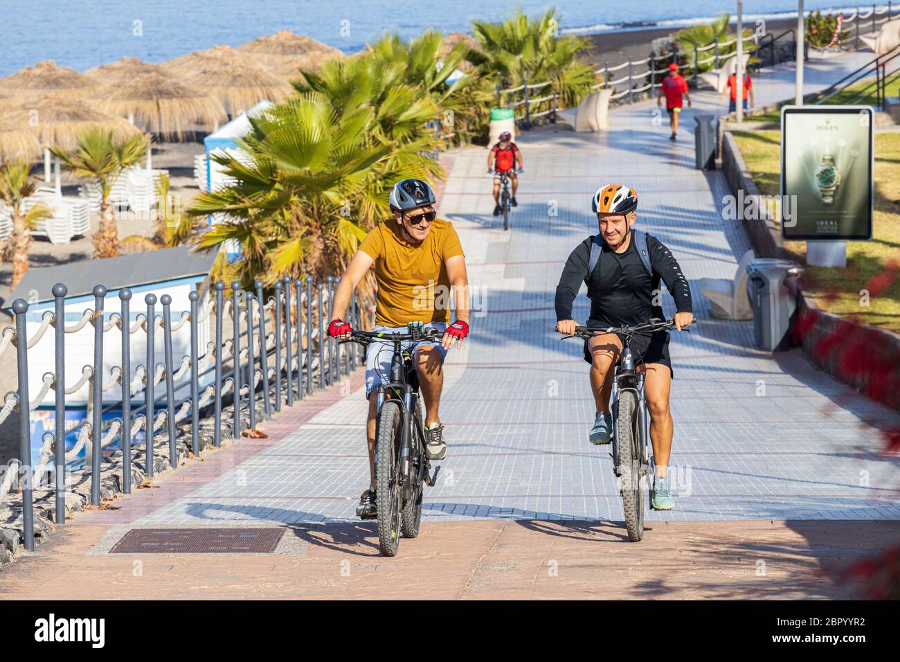 Radfahren entlang der Promenade, während der ersten Phase der Deeskalation des Covid 19, Coronavirus, Notstand, Costa Adeje, Teneriffa, kann Stockfoto