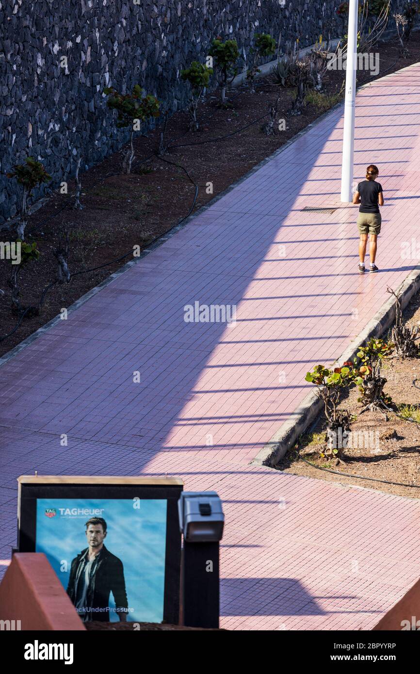 Tag Heur Werbeplakat auf der Promenade während Phase eins der Deeskalation des Covid 19, Coronavirus, Notstand, Costa Adeje, Teneriffa Stockfoto