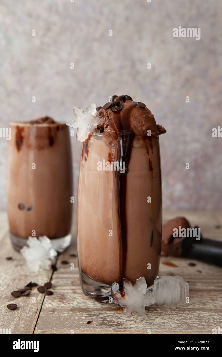 Eistee Milchshake mit einer Kugel Schokoladeneis Stockfoto