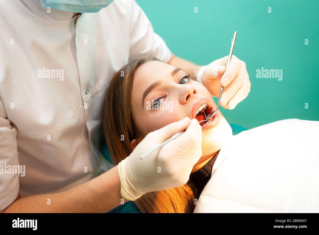 Mädchen behandelt Zähne beim Zahnarzt. Zahnärztliche Behandlung aus nächster Nähe Stockfoto