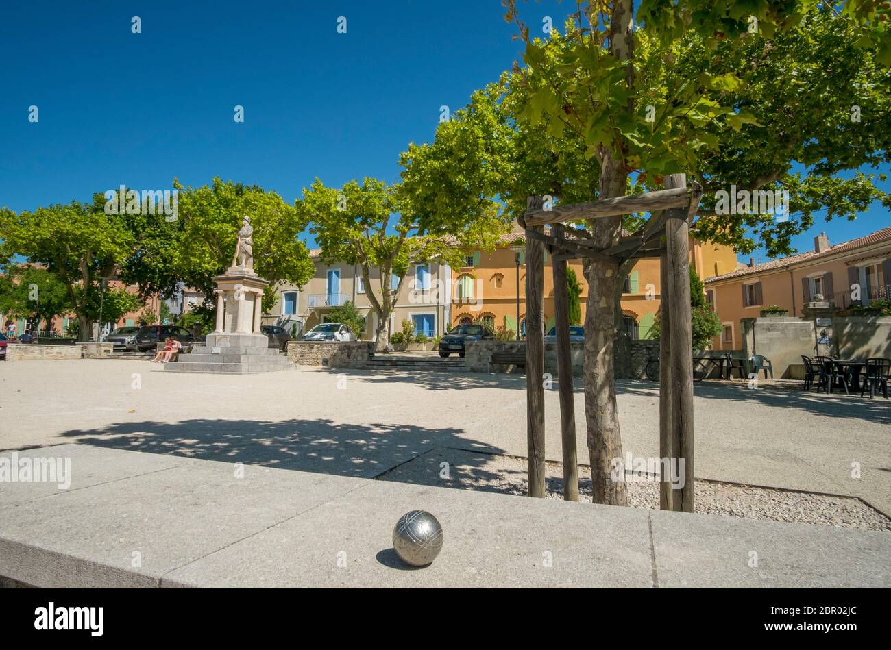Französische Boule an einer Wand auf dem Dorfplatz in Rasteau, Südfrankreich Stockfoto