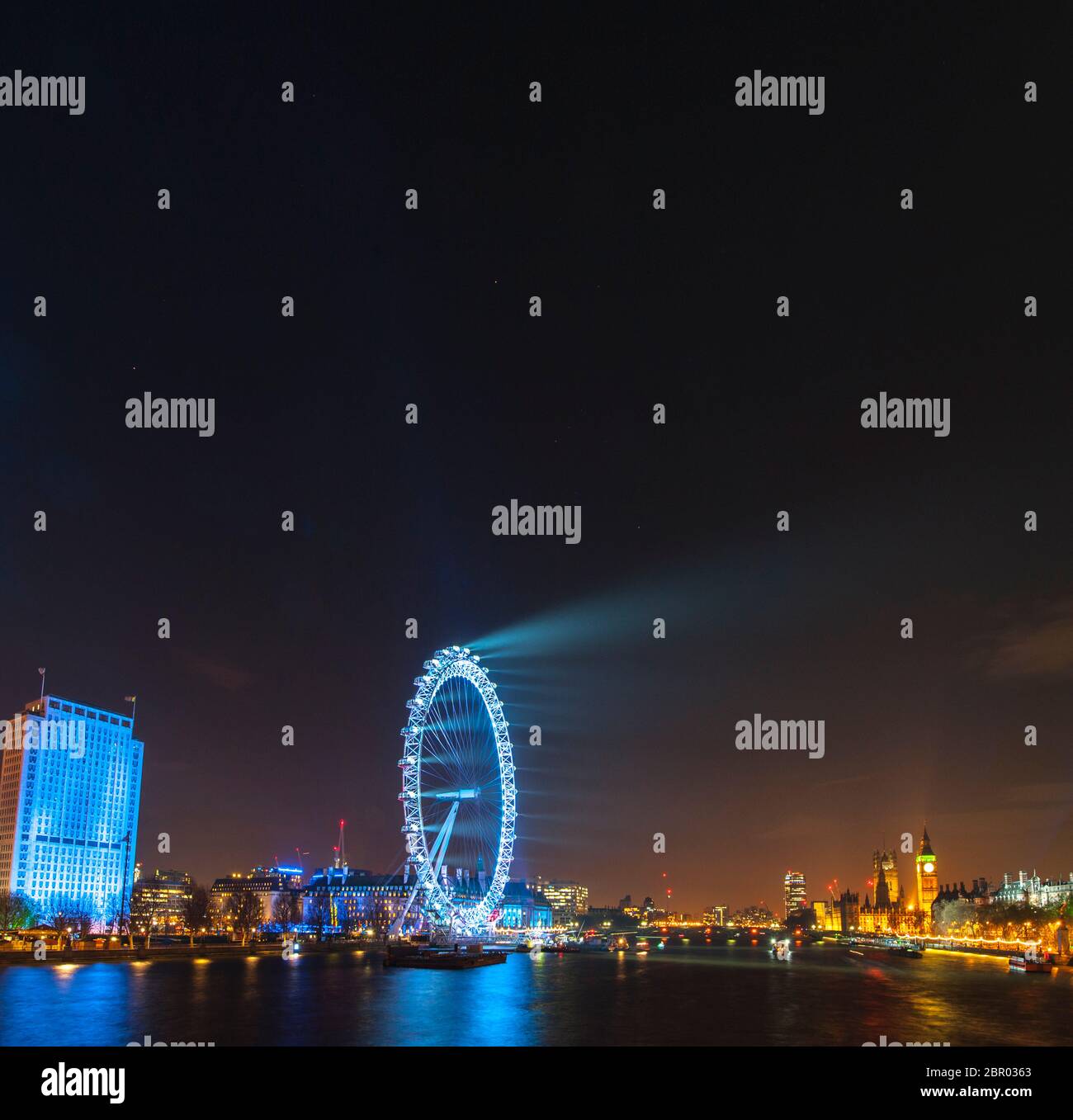 Nachtsicht auf das London Eye und die Themse im Dezember 2014. Das Shell Center Gebäude (links) wurde seitdem massiv saniert Stockfoto