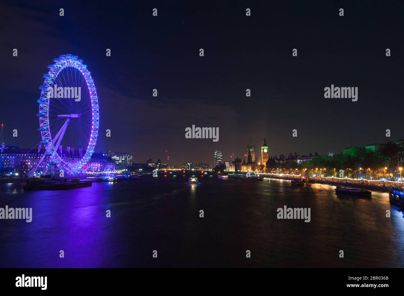 Nachtsicht auf das London Eye und die Themse im Dezember 2014 Stockfoto