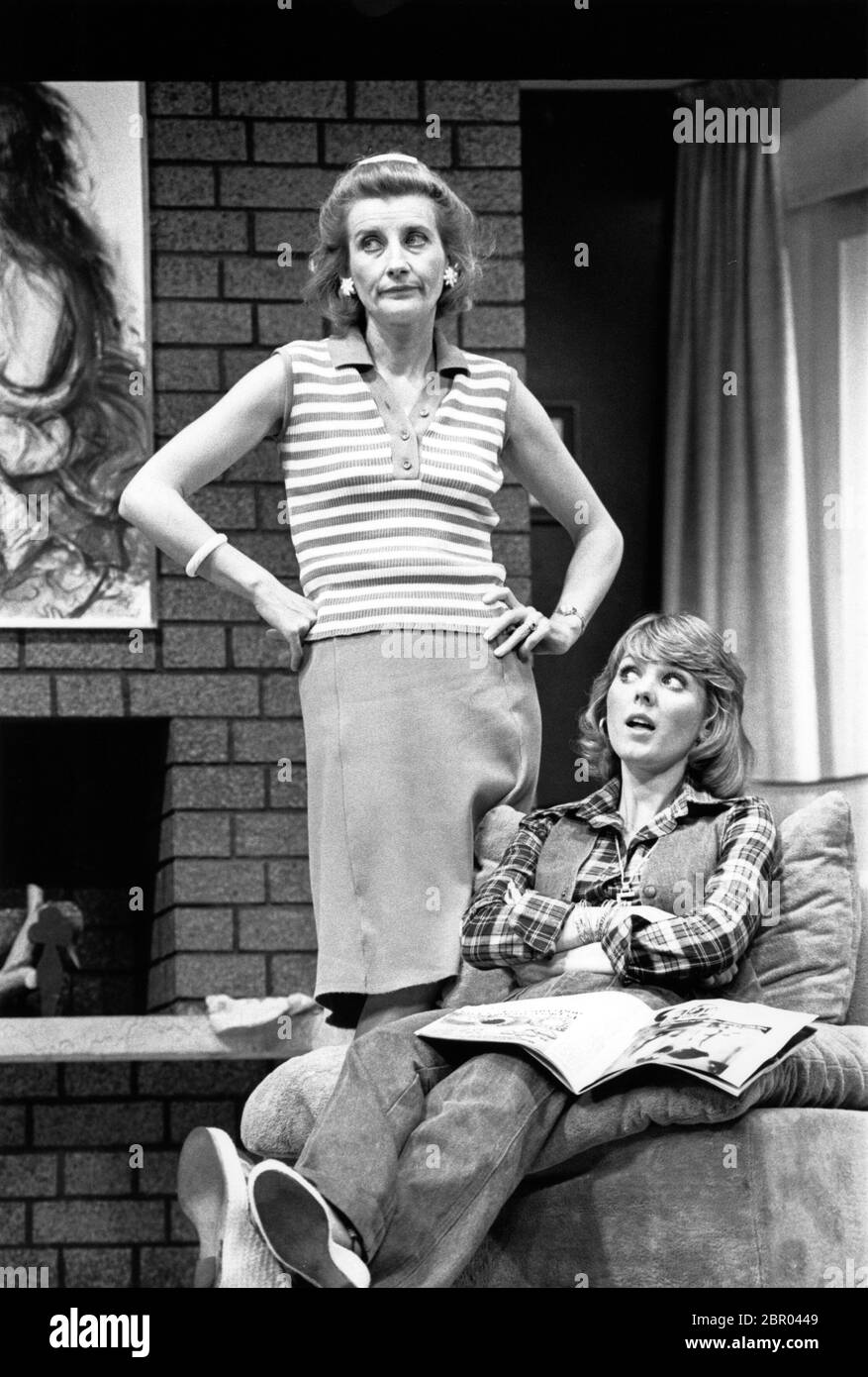 l-r: Phyllida Law (Marge), Cheryl Kennedy (Evelyn) in ABWESENHEITSBEFREUNDEN von Alan Ayckbourn im Garrick Theatre, London WC2 23/07/1975 Design: Derek Cousins Beleuchtung: Nick Chelton Regie: Eric Thompson Stockfoto