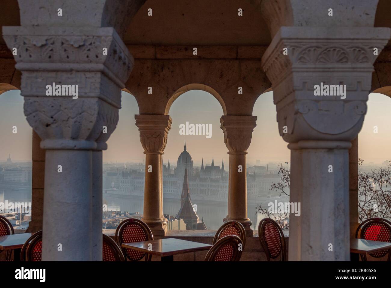 Budapest, Parlament Blick durch Fischerhochburg Stockfoto