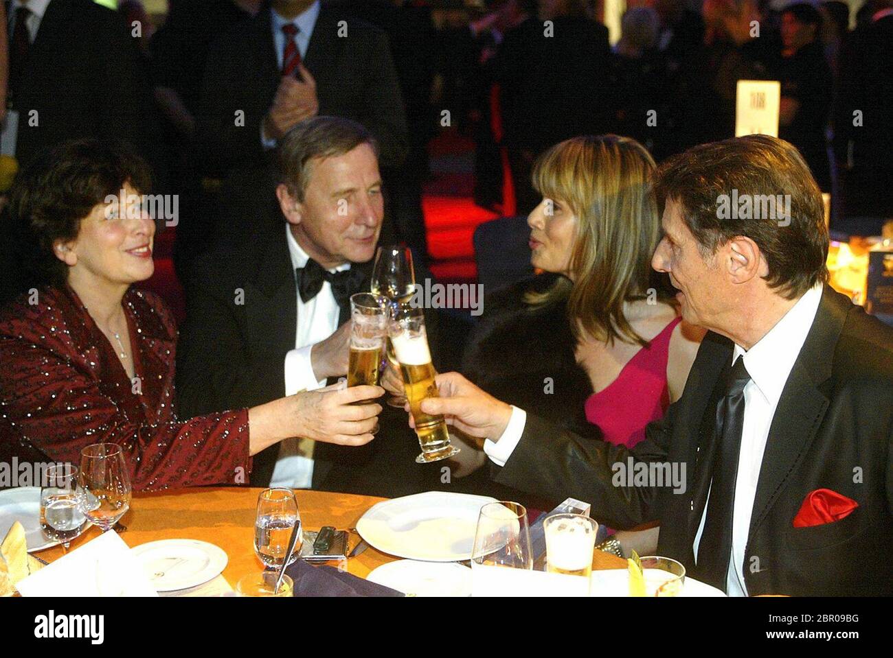 Deutscher Fernsehpreis 2004 - Verleihung des 6. Deutsche Fernsehpreis im Coloneum in Köln. After-Show. Bundesminister Wolfgang Clement mit Udo Jürgens und Tochter Jenny (von links). Stockfoto