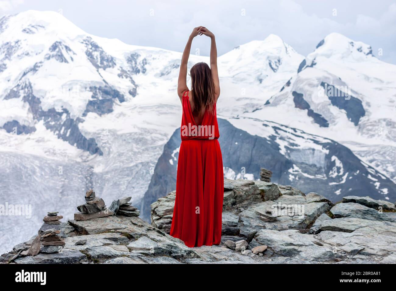 Frau in langem roten Kleid auf Hintergrund des Gletschers in der Schweiz  Alpen Stockfotografie - Alamy