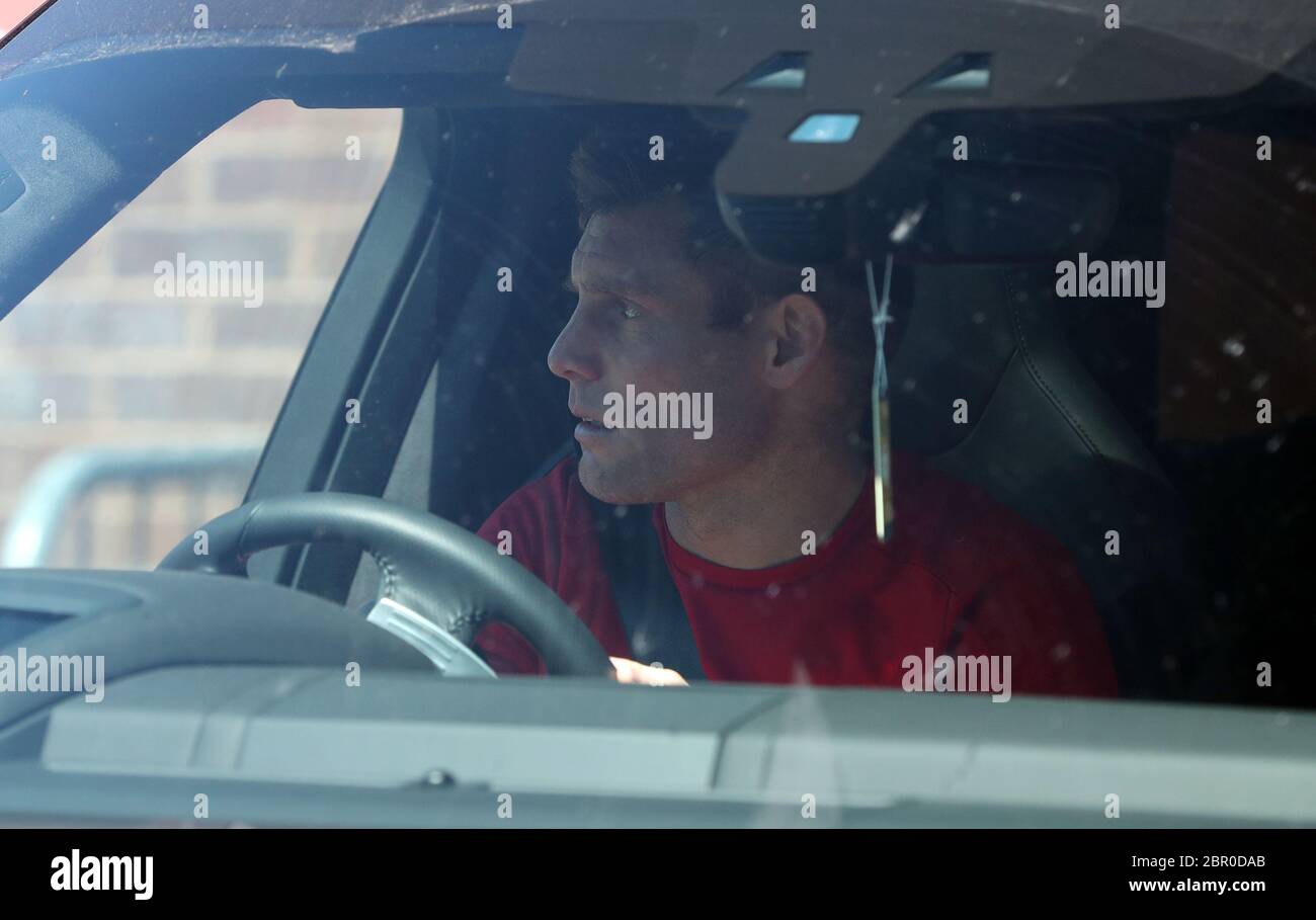 James Milner aus Liverpool kommt auf dem Melwood-Trainingsgelände des Clubs an, nachdem die Premier League angekündigt hat, dass Spieler ab Dienstag in kleinen Gruppen zum Training zurückkehren können. Stockfoto