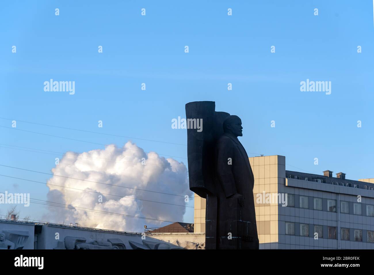 Magnitogorsk, Tscheljabinsk Oblast: Denkmal für Wladimir Lenin in Magnitogorsk. Magnetogorsk Metallurgical Plant (MMK) Gebäude Stockfoto