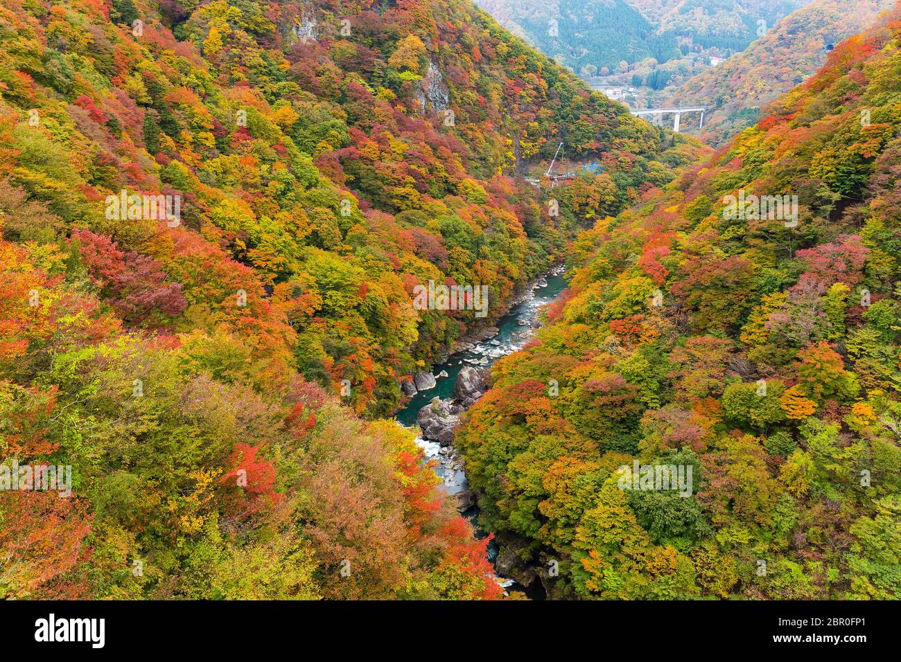 Herbstlandschaft in Kinugawa Stockfoto