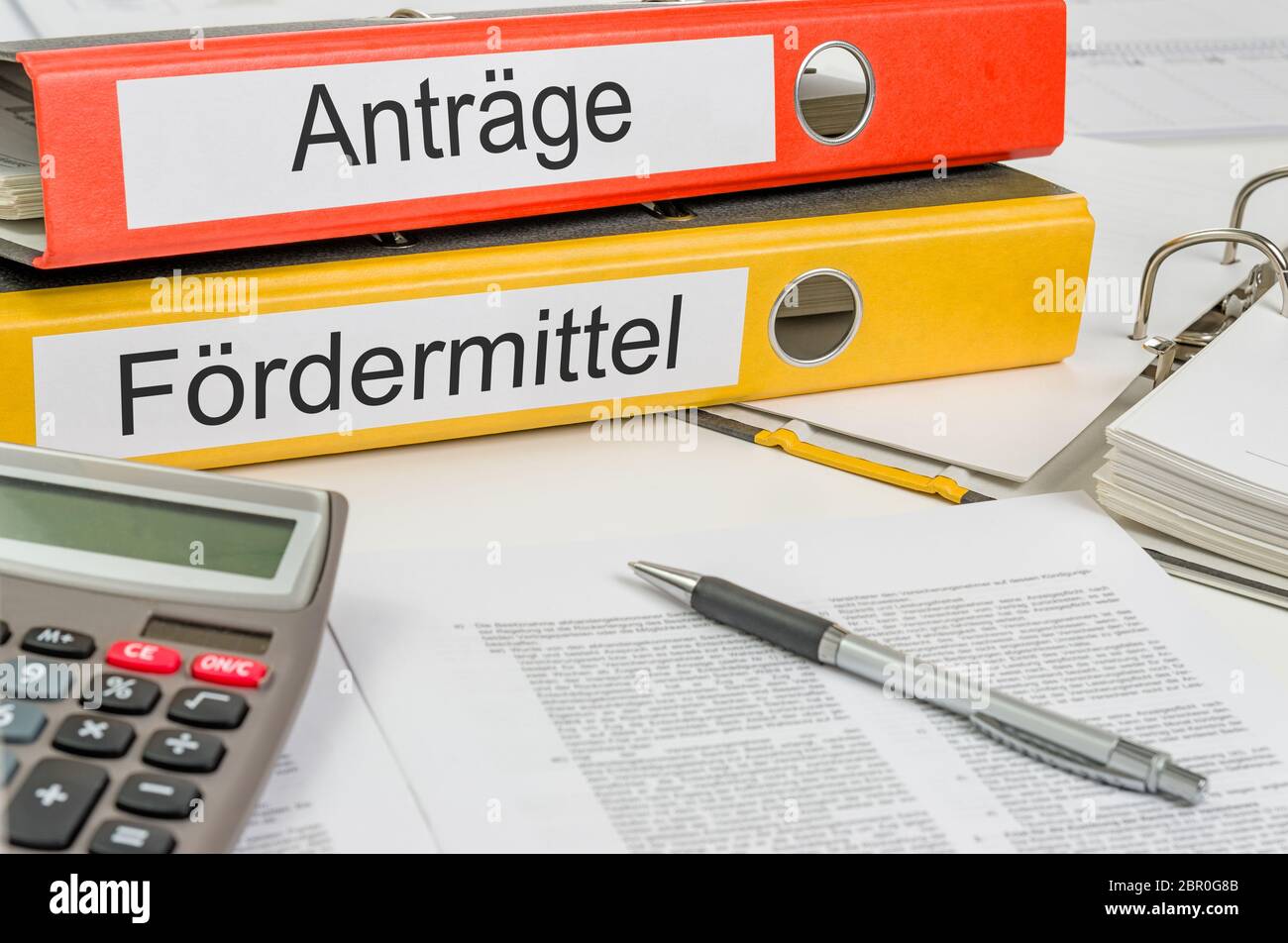 Ordner mit dem deutschen label Antraege und Forrdermittel - Anwendungen und Zuschüsse Stockfoto