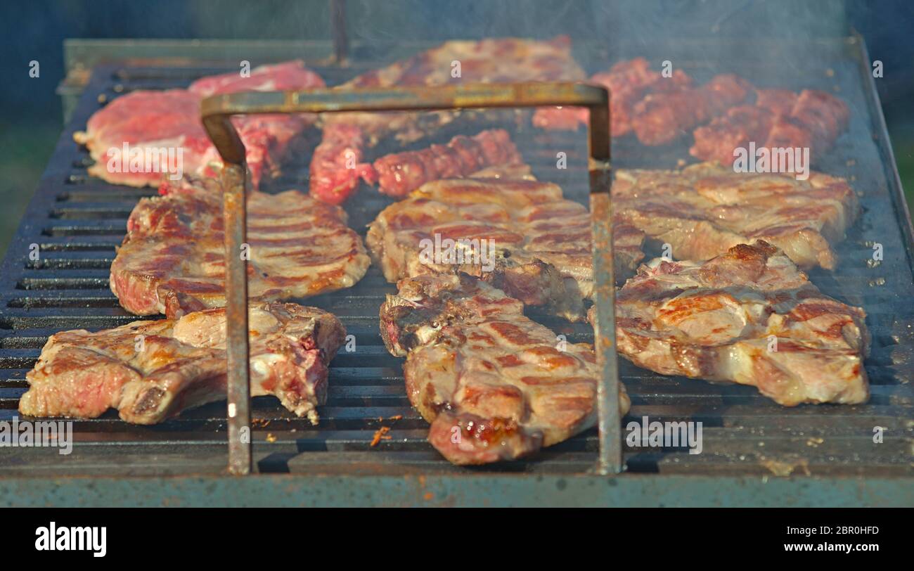 Schnitzel Braten auf Grill mit Rauch um Stockfotografie - Alamy