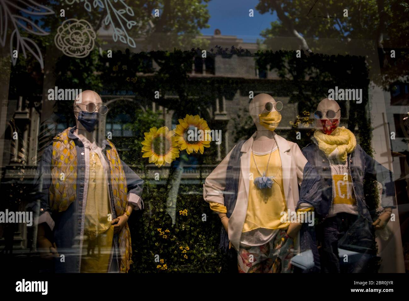 20. Mai 2020, Barcelona, Katalonien, Spanien: In einem Bekleidungs- und Accessoires-Geschäft tragen Mannequins Gesichtsmasken in der Innenstadt von Barcelona. Die spanische Regierung hat die neuen Regeln für die obligatorische Verwendung von Gesichtsmasken im öffentlichen Raum veröffentlicht. Ab Donnerstag werden Schutzmaske für Gesicht obligatorisch sein, wenn soziale Distanz nicht respektiert werden kann. Quelle: Jordi Boixareu/Alamy Live News Stockfoto