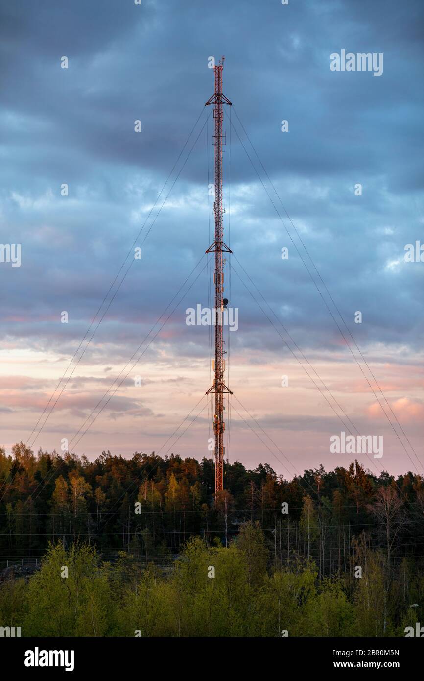 Hoher Kommunikationsturm in städtischer Umgebung in Espoo, Finnland, ohne Menschen in Szene Stockfoto