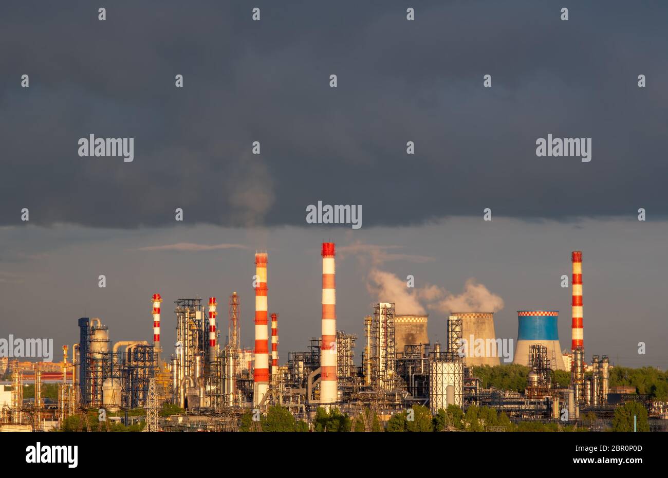 Eine in Betrieb arbeitende petrochemische Anlage bei Sonnenuntergang. Industrielandschaft Stockfoto