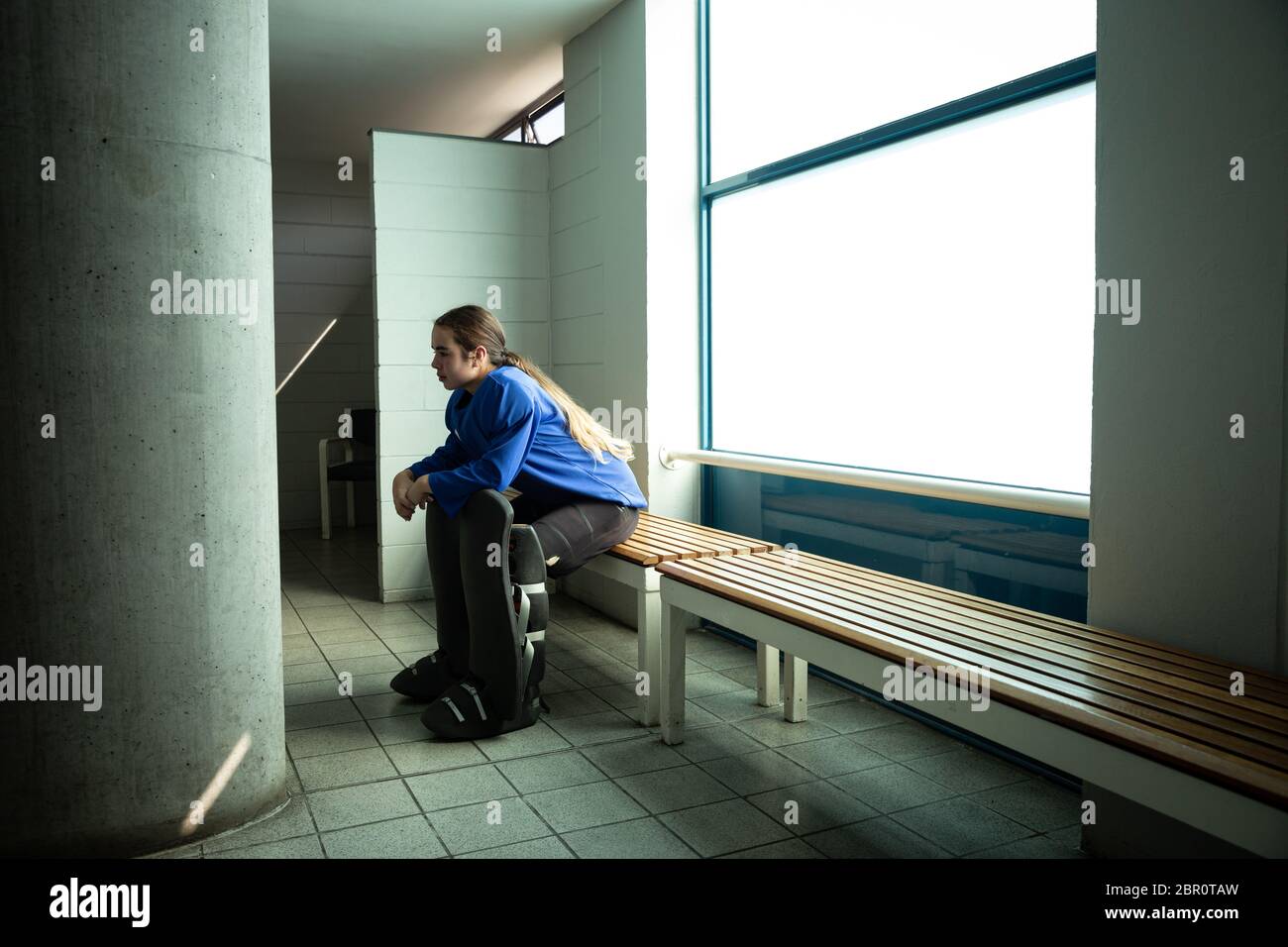 Hockeyweibchen in einer Garderobe Stockfoto