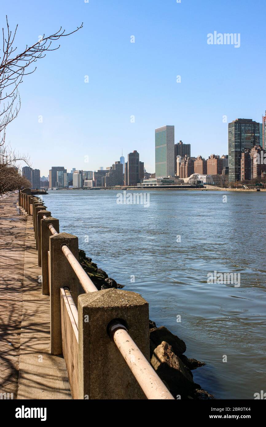 Blick auf den East River mit Hauptsitz der Vereinten Nationen von Roosevelt Island in New York City, USA Stockfoto